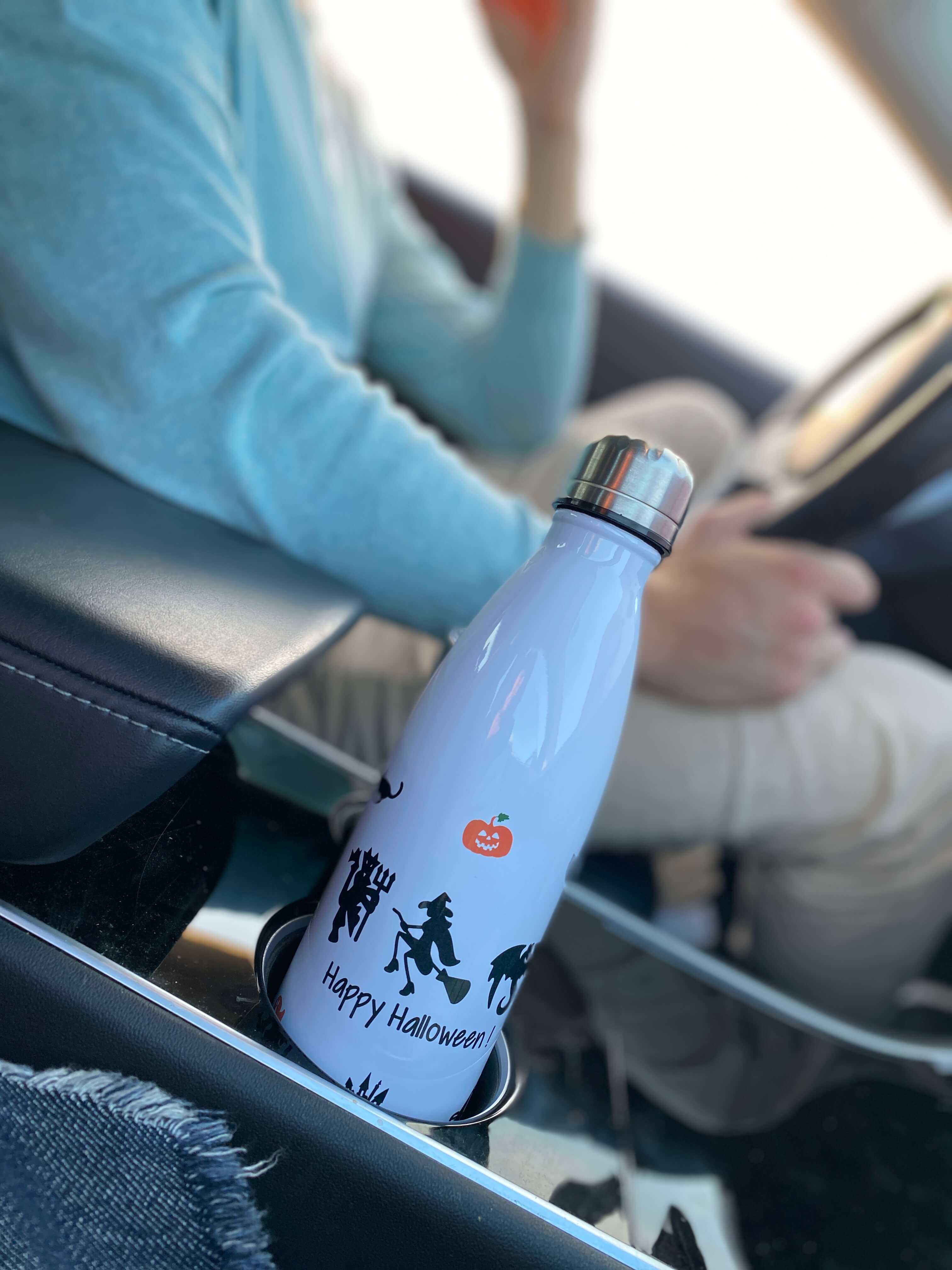 Botella personalizada de originalpeople en el coche con tema de halloween