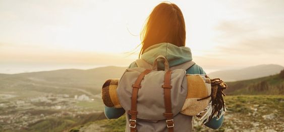 Mujer con mochila de senderimo