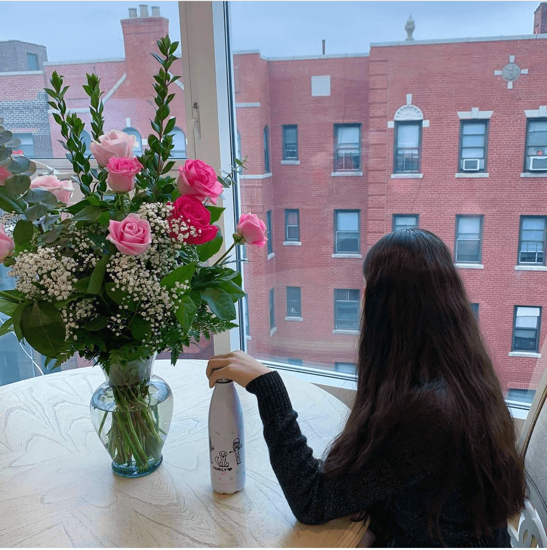 girl with customisable bottle holding temperature