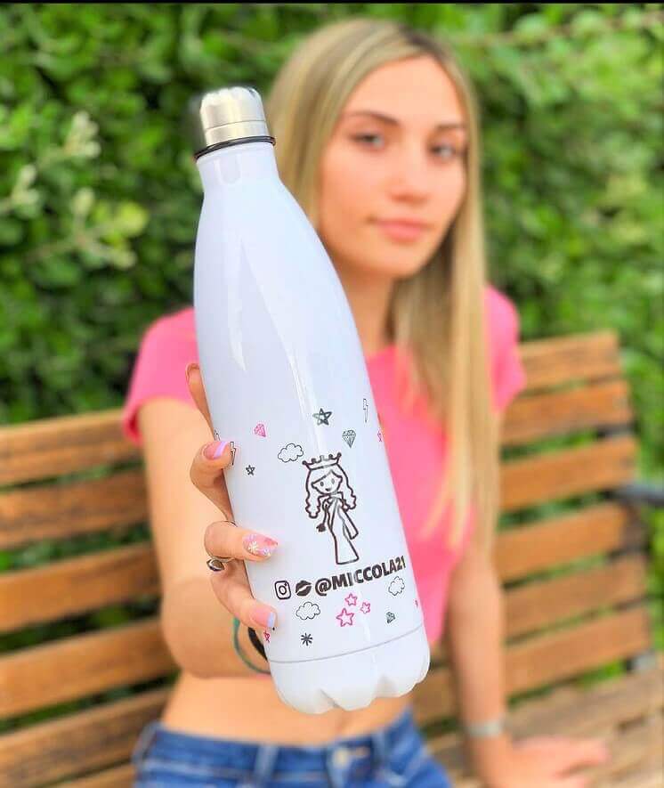 mujer sosteniendo botella regalo de san valentin